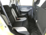 後部座席も当然、綺麗・清潔に仕上げております。内装の綺麗なお車は気持ちが良いですね。