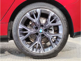 【BMWアロイホイル】軽量かつ強度に拘ったアロイホイル。走行性能ポテンシャルを引き出す設計。車の足元を引き締めてくれる大きなポイントはアロイホイルです。