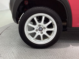 アルミホイールです。車にぴったりなデザインで、足元がおしゃれに♪また、スチールホイールに比べ軽いので、車の燃費も良くなりますよ!
