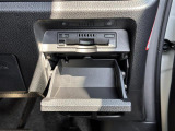 【ETC】有料道路を利用する際に料金所で停止することなく通過できる、ETC車載器(ノンストップ自動料金収受システム機器)が装備されています。セットアップを行うことで利用可能になります。