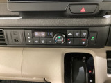 セレクトレバーの左上にオートエアコンがついてますので簡単操作で快適に過ごせます。シートヒータースイッチ内蔵で前席の左右別々に2段階の温度設定ができます。
