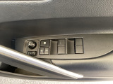 電動格納式ドアミラーのスイッチは運転席ドアにあります。