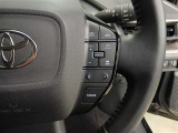 ステアリングには運転中でも簡単に操作できる各種スイッチついてます