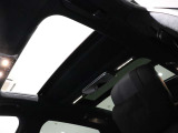 【サンルーフ】閉塞的な空間になりがちな車内の中で、開放感を与えてくれるサンルーフは大人気の装備です!