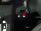 電動パーキングブレーキです。急坂での発進等で運転をサポートするホールド機能つきです。
