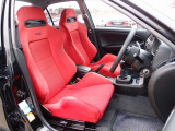 人気のRECARO製セミバケットシート装着。数少ない赤モデルとなり、切れや目立つような擦れも御座いません。ご希望に応じて人気のBRIDE製バケットシートもお得な金額にてお取付け可能です