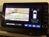 リバースギアに入れるだけで後方の表示へ切り替わります。夜間や雨の日の駐車も楽になりますよ。