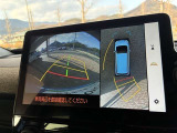 車両を真上から見た様な視点のパノラミックビューモニターを搭載しています。後方の死角だけでなく左右や前方の障害物の発見も容易になります。車載カメラの視点切替スイッチで様々な視野表示切替も可能です。