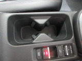 運転席からも助手席からも使いやすい位置にドリンクホルダーを配置しています。