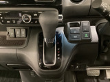 CVT車のセレクトレバーです。低速から高速まで、変速ショックのないスムーズな走りと、エンジン効率のよい領域を維持して燃費にも貢献します。サイドブレーキはスイッチ操作の電子制御パーキングブレーキです。