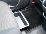 助手席の下にも御覧のように収納が有ります。