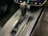 CVT車のセレクトレバーです。低速から高速まで、変速ショックのないスムーズな走りと、エンジン効率のよい領域を維持して燃費にも貢献します。