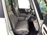 フロント広々、ベンチシートの運転席は、ハイトアジャスターが付いているので、快適にドライブができます。ハンドルはチルトステアリングで、ハンドル位置を上下に調節できます。