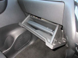 グローブボックスです!上下にスペースがあり、車検証や小物を収納可能です