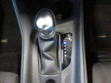 マニュアルシフトにも見えるスポーツテイストのシフトレバーです。