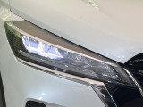 【LEDヘッドライト】悪天候や夜間走行時も良好な視界を確保し安心して運転できる高輝度LEDヘッドライトを装備!点灯速度が早く、消費電力も抑えられています。