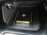 置くだけでワイヤレス充電可能です。12V電源ソケットも設置しております。周辺機器の充電にご利用頂けます☆