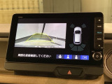 リバースギアに入れるだけで後方の表示へ切り替わります。夜間や雨の日の駐車も楽になりますよ。