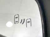 【ブラインドスポットモニター】走行中、ドアミラーの死角になりやすい箇所に後続車が接近するとサイドミラーのレンズに警告を表示!ドライバーに注意喚起をしてくれます。