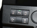 運転席の右側にはアイドリングストップやエマージェンシーブレーキ等のスイッチが付いています。