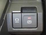 電動パーキングブレーキ&オートブレーキホールド機能付。「HOLD」スイッチを押しシステムONの状態にしておくことで信号待ちでブレーキを踏んで停車時ブレーキペダルから足を離してもブレーキを保持。楽です。