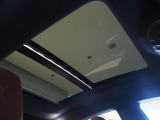 パノラマサンルーフ装備。車内に開放感をプラスしてくれます。