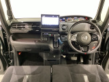 車内は光触媒抗菌消臭施工済です。スタイリッシュなデザインでスポーティなインパネ周りを演出します。グローブボックスやカップホルダーのほかにトレーなどたくさんの収納スペースが付いています。