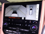 パノラミックビューモニターシステムが付いているので車の上から見た映像が確認できますよ。 一目で車両周辺の情報を確認できますが、直接安全をご確認下さい。