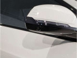 BMWのミラーは車種によって異なりますがレーンチェンジウォーニングが装備されております。詳しくは当店スタッフまでお問い合わせくださいませ。