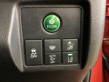 Hondaセンシング用の、VSA(ABS+TCS+横滑り抑制)解除と路外逸脱抑制機能のオンオフスイッチなどはハンドルの右側に装備しています。燃費に役立つECONボタンもここです。