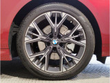 【BMWアロイホイル】軽量かつ強度に拘ったアロイホイル。走行性能ポテンシャルを引き出す設計。車の足元を引き締めてくれる大きなポイントはアロイホイルです。