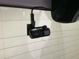 後方にもドライブレコーダーのカメラが付いています。前後両方でお車の周りを監視・記録いたします。