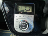 オートエアコンなので、お好みの温度に設定することで車内を快適にしてくれます。