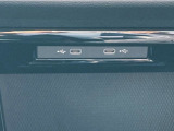 運転席中心部にタイプCのUSBソケットを2つ装備。スマートフォンの充電やApp Connectの通信が手軽に行えます。さらにワイヤレスチャージング機能も備えています。