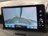 リバースギアに入れるだけで後方の表示へ切り替わります。夜間や雨の日の駐車も楽になりますよ。