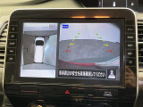 【アラウンドビューモニター】まるでクルマを真上から見下ろしたかのような視点で駐車をサポートします!クルマの斜め後ろや真横など、前後左右の4つのカメラの映像が合成されて、モニターに映し出されます。