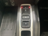シフトはセレクトレバーのなくなったエレクトリックギアセレクターになっています。下に電子制御パーキングブレーキがあります。スイッチひとつでブレーキ力を自動的に最適制御できるパーキングシステムです。
