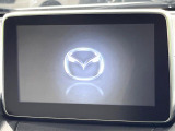 【マツダコネクトナビ】車内の雰囲気にマッチした一体型タイプのナビ。各種車輌設定やBluetooth再生等、様々な機能が楽しめます。直感的なダイヤル操作が可能で、使い勝手も良好です。
