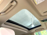 【サンルーフ】開放感たっぷりの希少装備、サンルーフが装着されています!車内に明かりを取り入れたり景色を楽しむ以外にも、車内の空気も簡単に換気できて快適です!