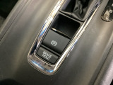 セレクトレバーの下に電子制御パーキングブレーキがあります。スイッチひとつで、停車した地点の傾斜などをシステムが検知・判断してブレーキ力を自動的に最適制御し、しっかり停車できるパーキングシステムです。