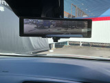 スマート・ミラーは、車両後方のカメラ映像をミラー面に映し出すので、同乗者や荷室に積んだ大きな荷物などが写り込んで見にくくなりがちな車内状況や、天候などに影響されずいつでもクリアな後方視界が得られます。