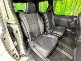 後部座席も気になるようなキズ・汚れやへたり等、大きなダメージはなく、良好な状態です。