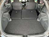 後席をパタンと倒すと収納力がアップ!!急な荷物にもすぐ対応できますよ。