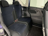 【足元広々】後席も足元広々でお子様も乗りやすいです。フロアマットもきれいです。
