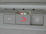 急病時や危険を感じた時、SOSコールスイッチを押すと専門のオペレータに繋がって、警察や消防への連携をサポートしてくれます。また、万が一の事故発生時には、エアバッグ展開と連動して自動通報します。