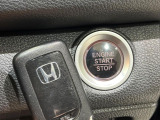 【Hondaスマートキー】カバンやポケットに入れたままでもドアの施錠・解錠が可能なスマートキーを装備。エンジンのオン・オフ時もカギを取り出す必要が無いからとっても便利です♪