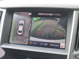 自車を真上から見下ろすように映し出すので周囲の状況が分かるアラウンドビューモニター搭載。