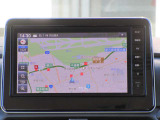 日産純正のメモリーナビ付きです。知らない場所にお出かけの際には非常に活躍します。Bluetoothを搭載しておりますので、運転中でもハンズフリーにて通話を行うことができます。