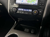 【オートエアコン】タッチパネル式オートエアコンで運転席周りの凹凸が少なくスッキリとしています。