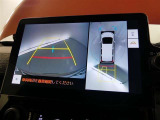 【全周囲モニター】車を上空から見下ろしたような映像をカーナビ画面に映し出し、車庫入れや縦列駐車をサポートしてくれます。